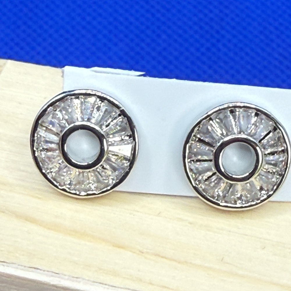 Pretty Bird - 18K White Gold Plated Base Metal Crystal Circle Stud Earrings